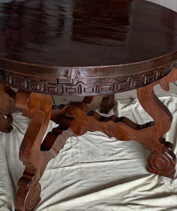 Magnifica Mesa redonda trabalhada