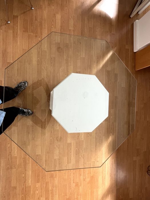 Mesa octogonal transparente com design anos 80