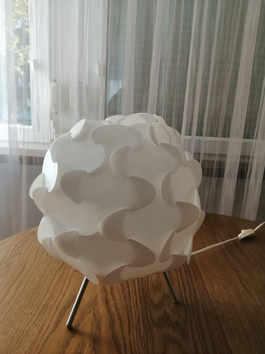 Lampka stołowa biała-