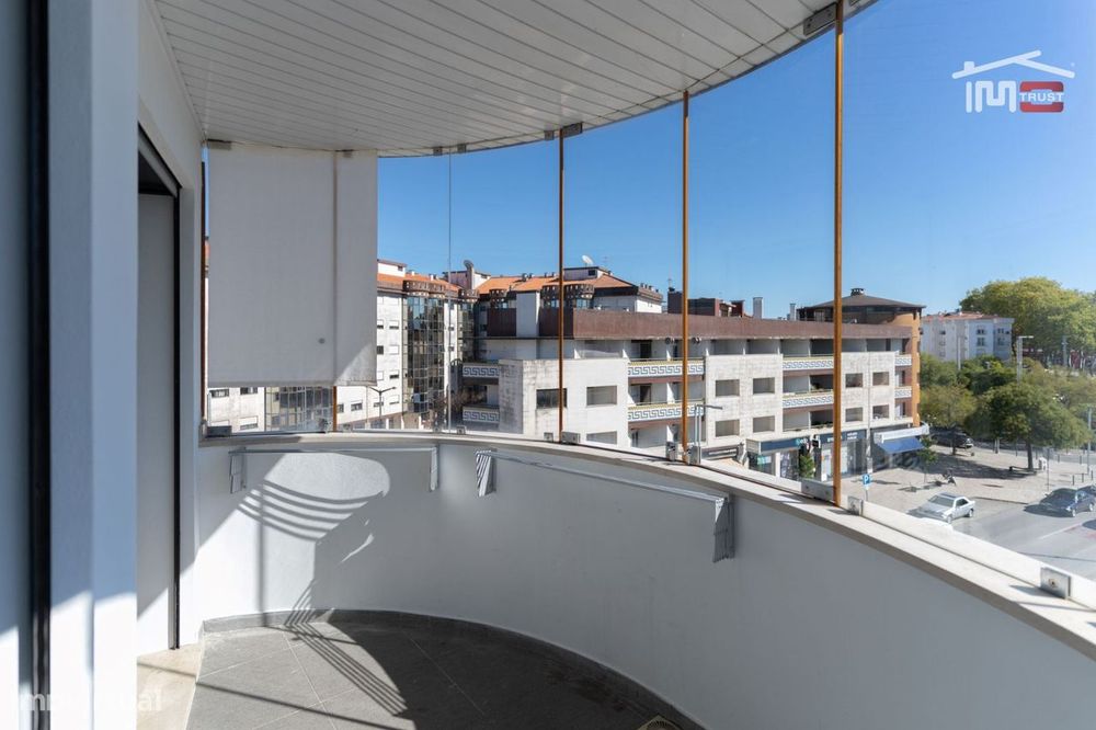 Apartamento T2 Com Cozinha Equipada  Como Novo Com Elevador E Garag...