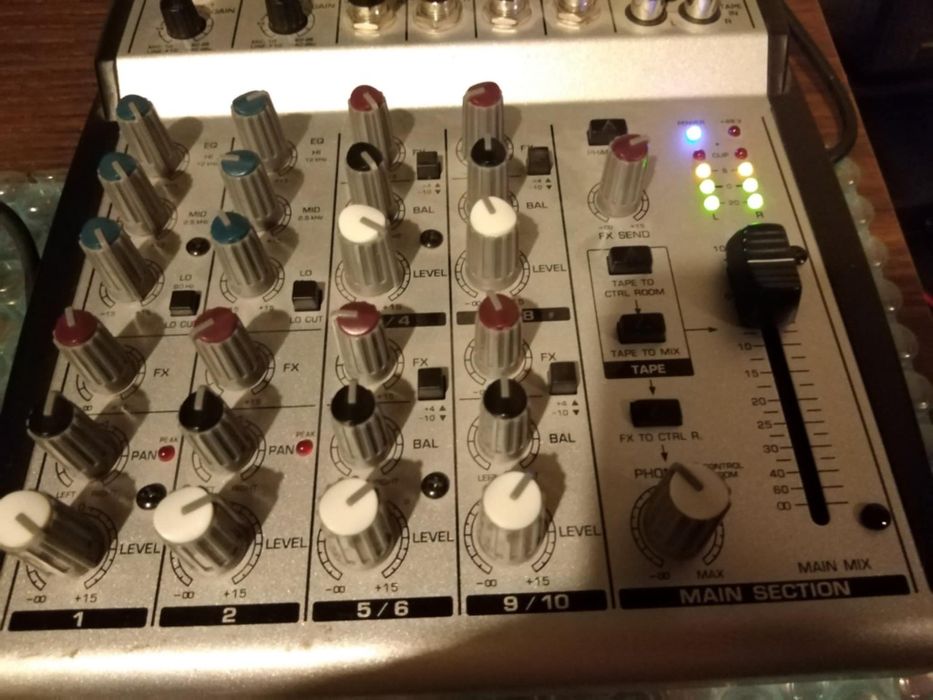 Mesa de estúdio behringer mod UB1002