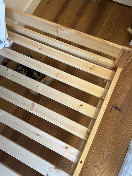 Cama solteiro em madeira