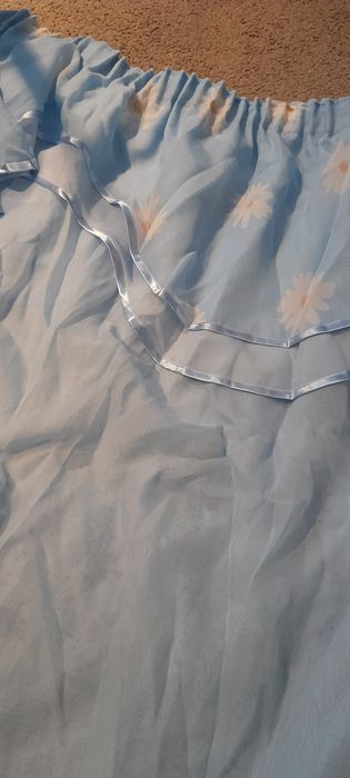 Niebieska firana woal z doszytym lambrekinem w stokrotki