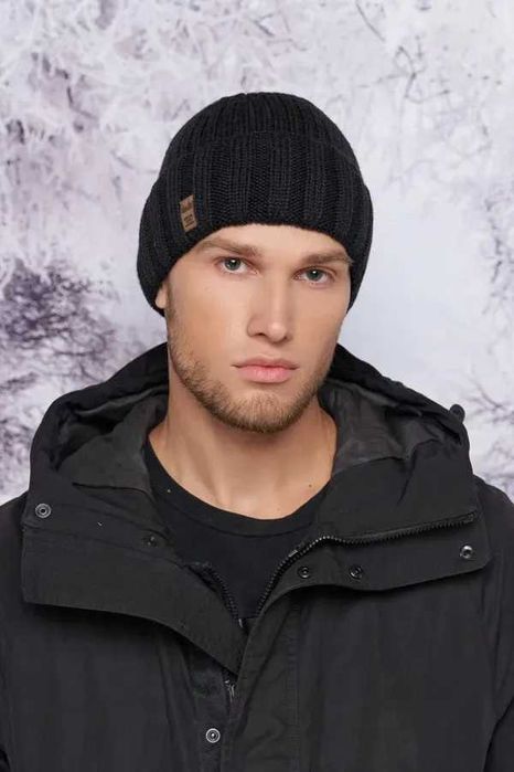 Чоловіча шапка з підворотом.