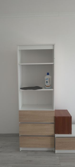 Regał stojący do salonu