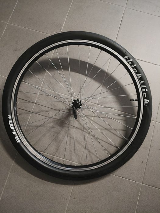 Roda Dianteira 27.5" Mach1 ER-10 com Cubo Shimano e Pneu WTB ThickSlick