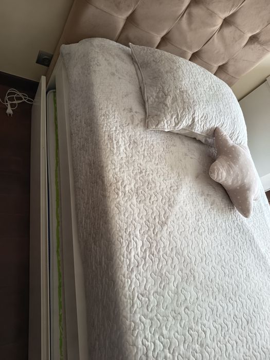 Cama com cabeceira estofada