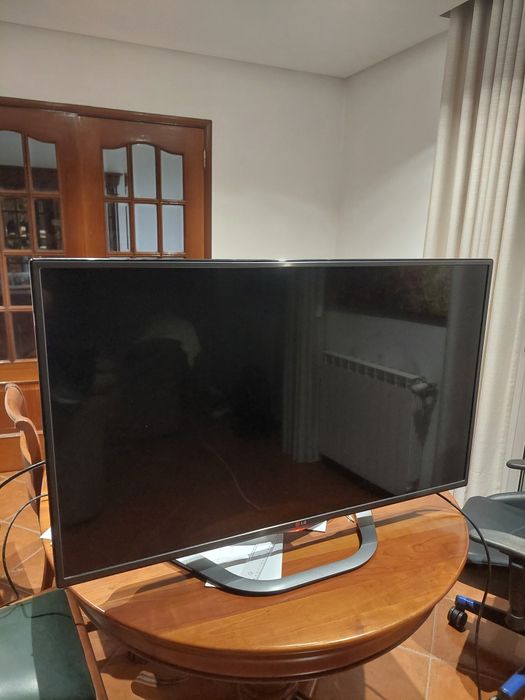Televisão LG 106 cm com problemas no ecrã.