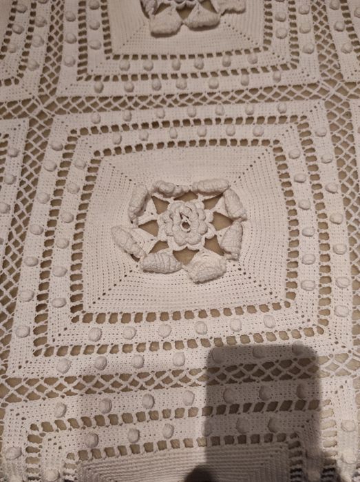Vendo colcha em crochê, padrão quadrado