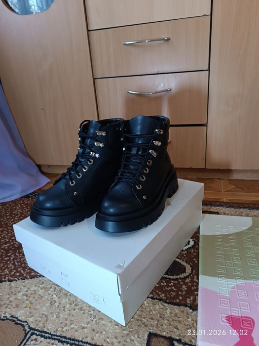 Взуття зимове жіноче, молодіжне р.38-39