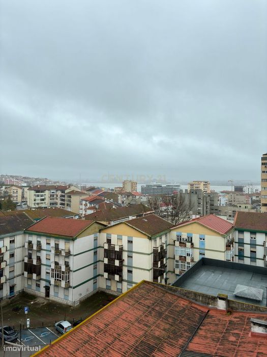 Apartamento Renovado com Vista Rio em Barreiro