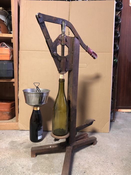 Engarrafador de vinho antigo