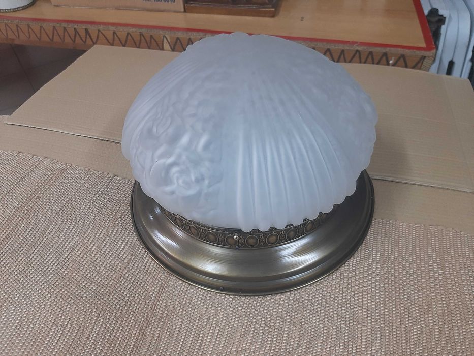 Plafonier de Teto Vintage – Vidro Foscado e Latão Trabalhado