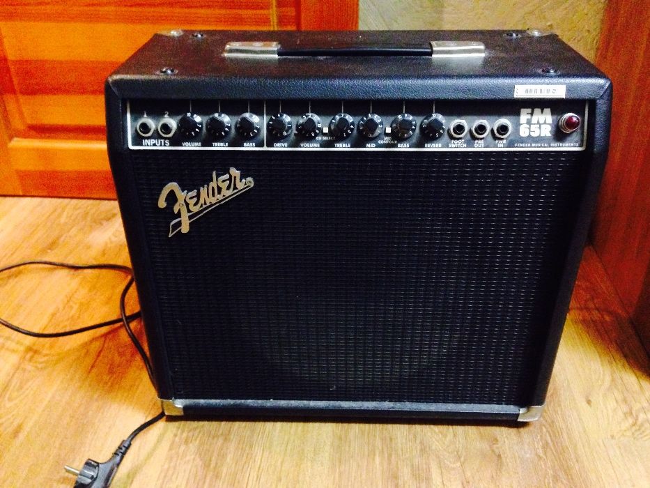 Муз. набор: электрогитара, комбик, педали, кейс, подставка, шнуры.