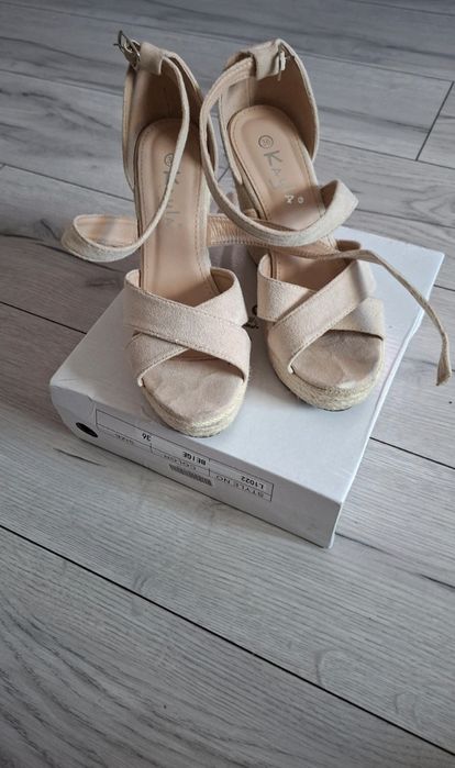 Buty damskie na koturnie