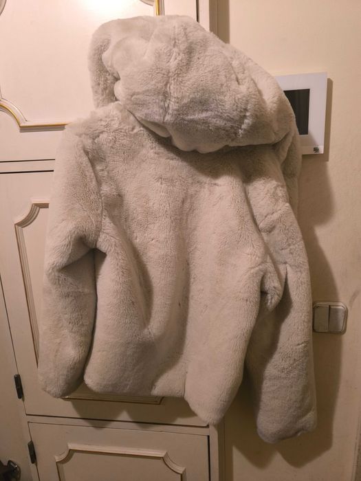 Blusão efeito pelo comcapuz marca Zara 11-12 anos