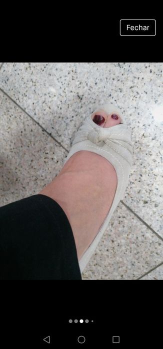 Sapato aberto à frente de salto alto