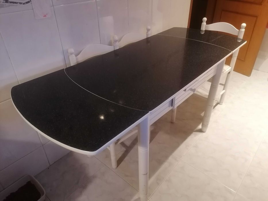 Mesa extensível com três cadeiras