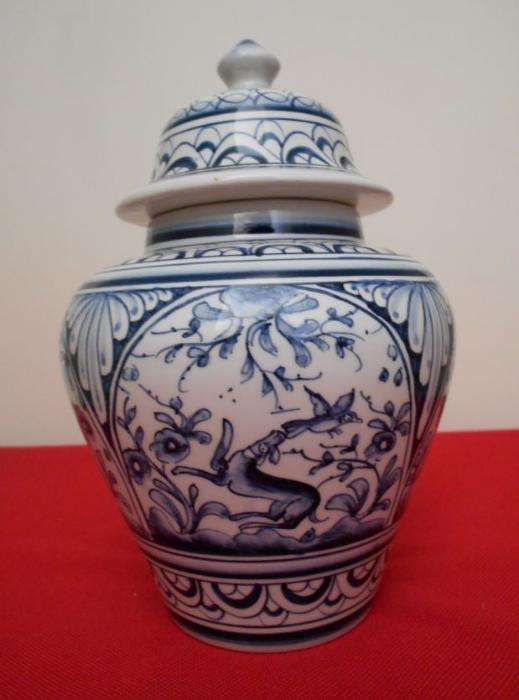 Pote da Real Cerâmica, Coimbra, PINTADO À MÃO e assinado pelo artesão.