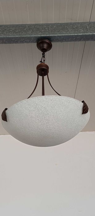 Candeeiros de teto em bom estado.