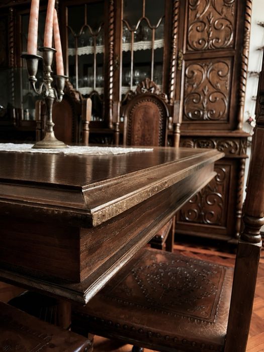 Sala de Jantar Antiga em Madeira Maciça Entalhada – Aparador + Mesa + 8 Cadeiras + Móvel TV