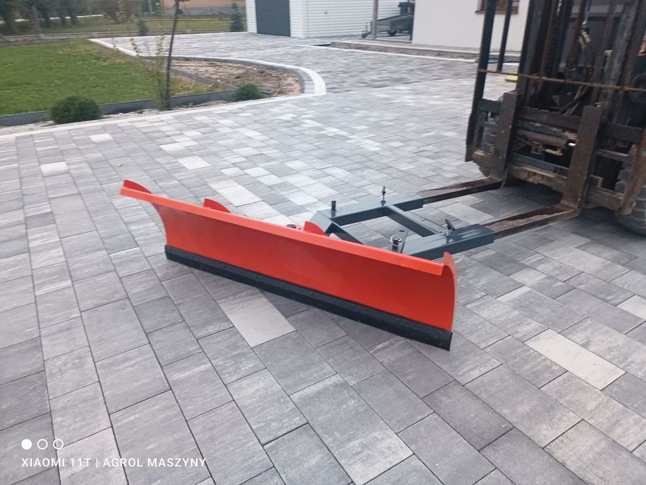 Pług 150 cm na widły wózka widłowego przy hali produkcji mebli
