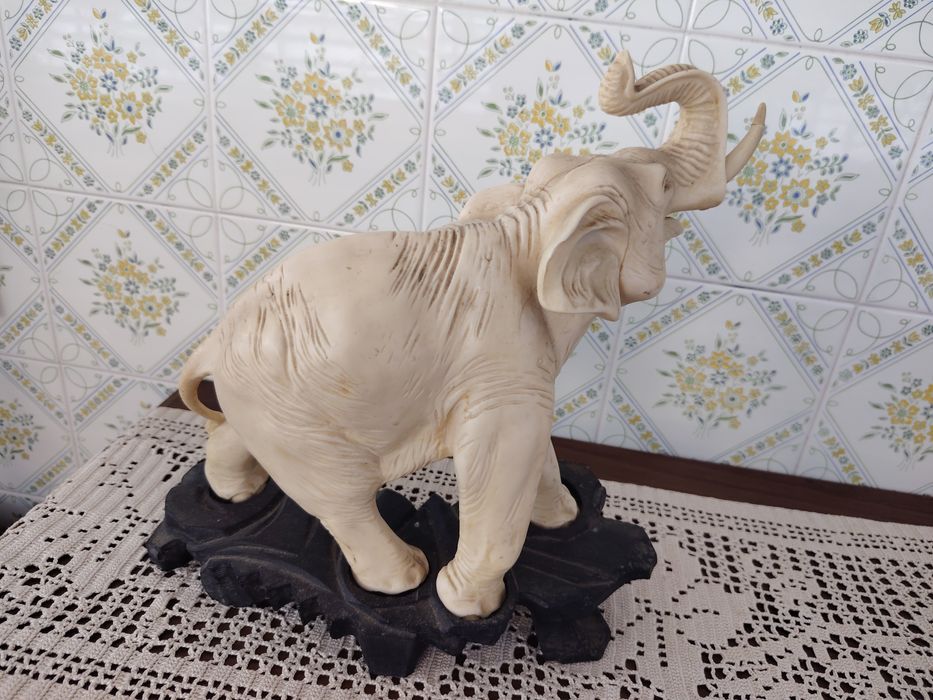 Elefante em Marfinite com Base em Madeira