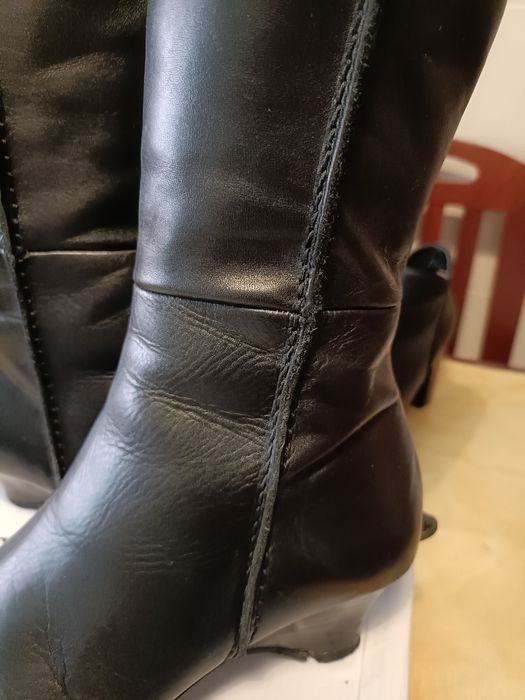 Bota cano alto preta em pele