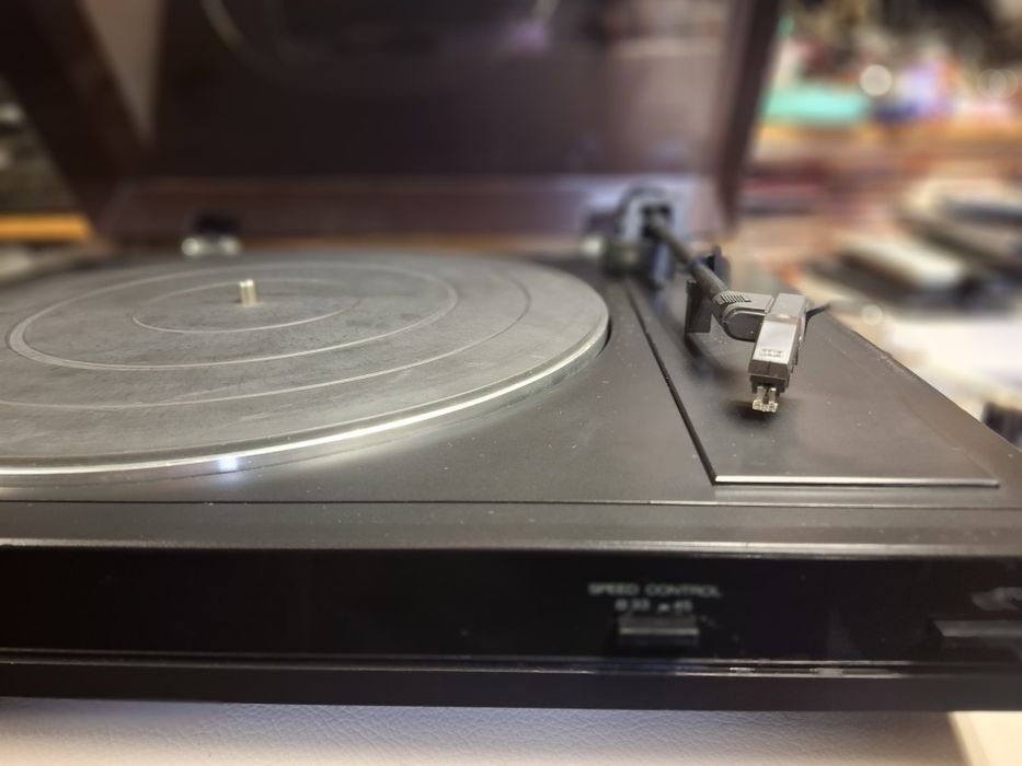 Gramofon Sansui P-1100