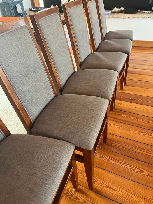 10 Cadeiras sala de jantar de madeira com estofo em tecido cinzento