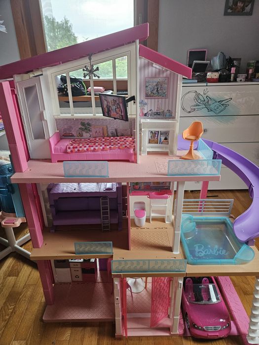 Domek Barbie w całości.