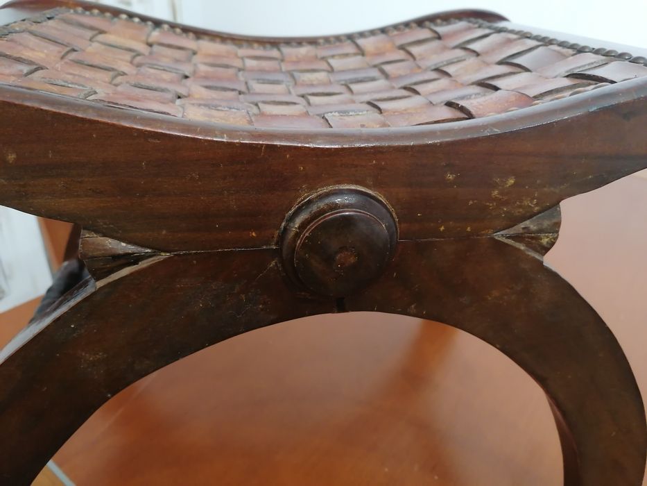 Banqueta vintage com marcas de uso