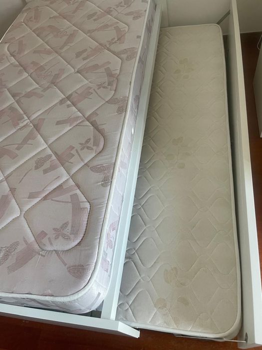 Cama de solteiro com 2 colchões