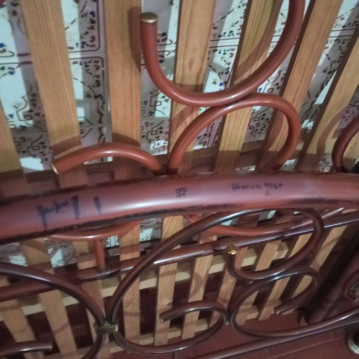 Cama de casal em ferro com estrado sem colchão, com algum desgaste