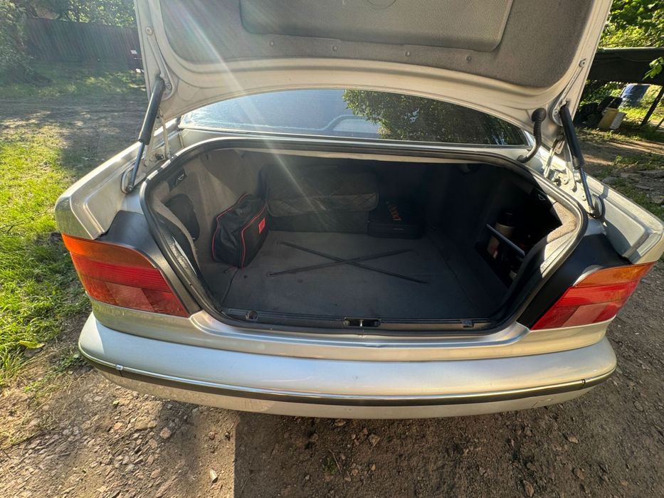 Продам BMW E39 520i