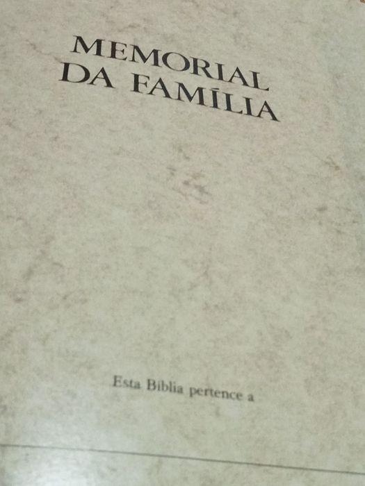 Vendo bíbilia sagrada grande30 por 20 folhas dourada excelente estado