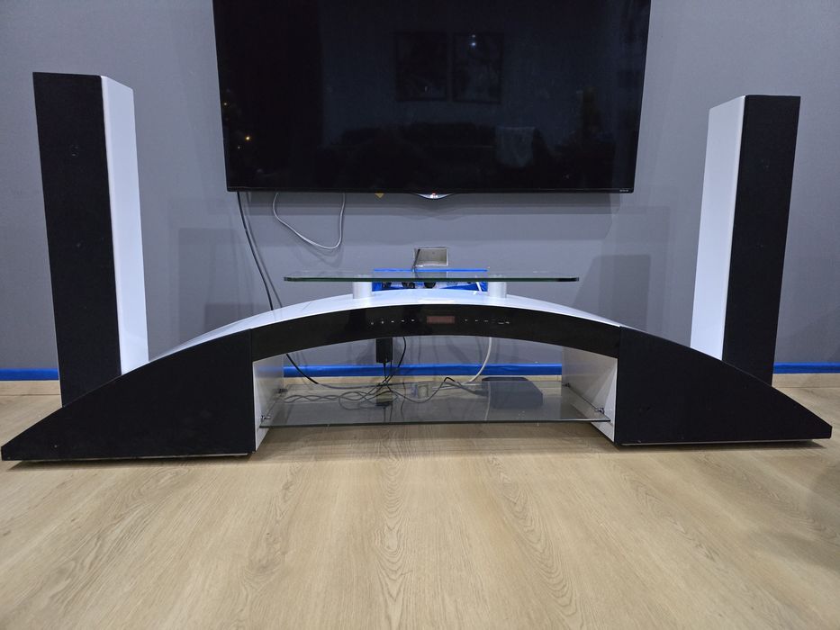 Półka pod telewizor z głośnikami