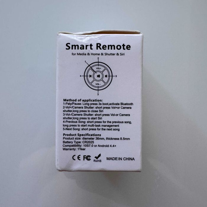 Пульт управління музикою для автомобіля на кермо.