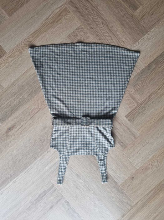 Krótka sukienka mini rozkloszowana w kratkę z paskiem dzianinowa