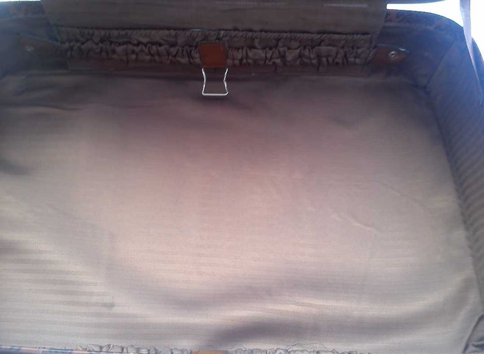 Чемодан из кожзама среднего размера,легкий и прочный 55см.×36см.×16см.