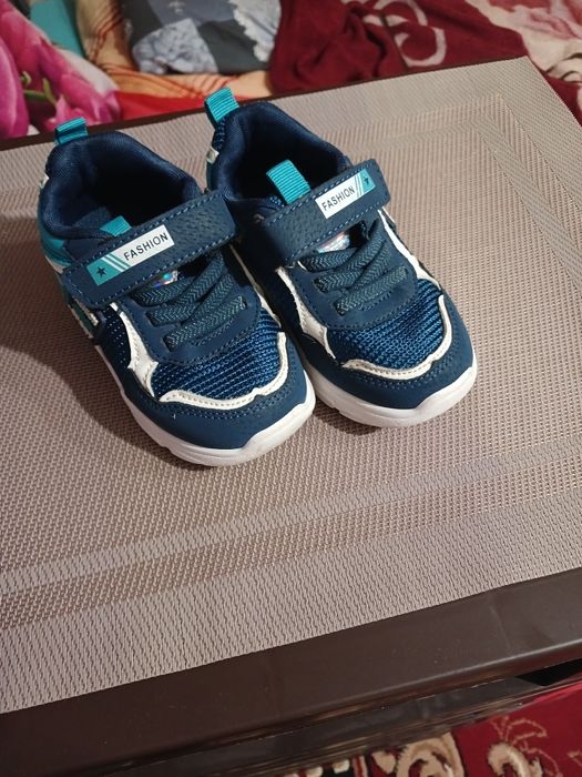 Кросівки дитячі, 24 розмір.