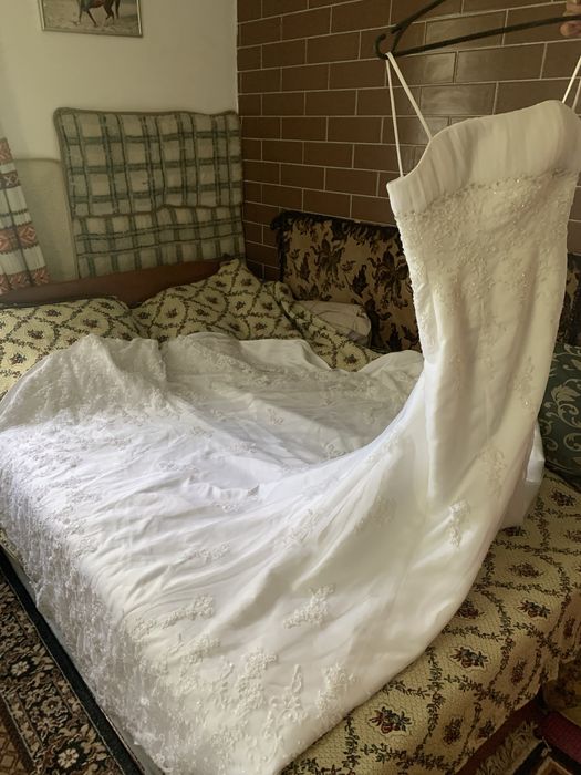 Весільна сукня з красивим шлейфом