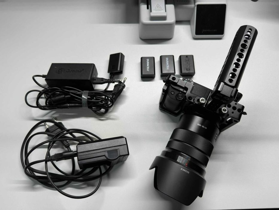 Sony a6300 / 18-105 oss f4 / 50 f1.8/ Cage SmallRig /extras