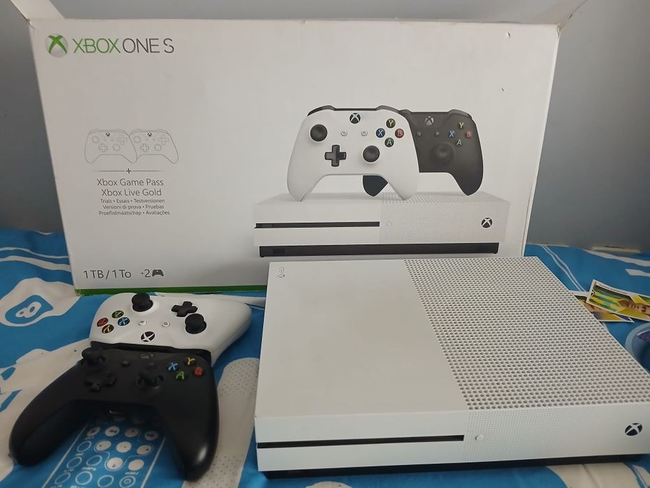 Xbox One S 1TB c/ 2 Controles