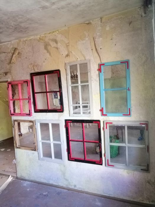 Lustra w starych skrzydlach okiennych