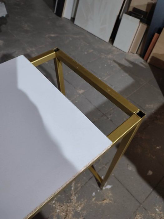 Гримерний стіл візажиста з висувними ящиками в стилі лофт