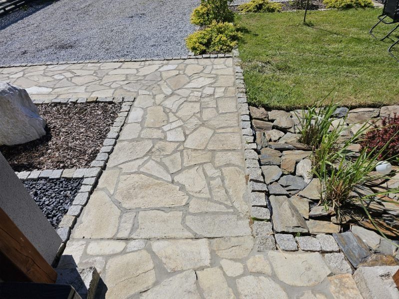 Kamień elewacyjny naturalny gnejs nieregularny łupek płaski na schody