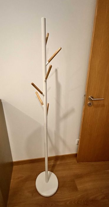 cabide branco e com madeira