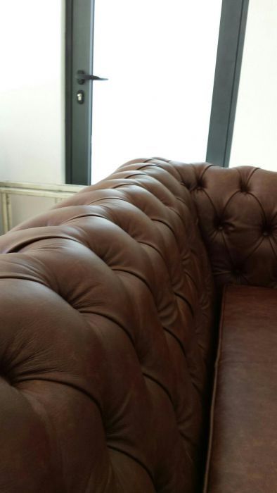 Sofá chesterfield em pele envelhecida com pé de rodízio- novo