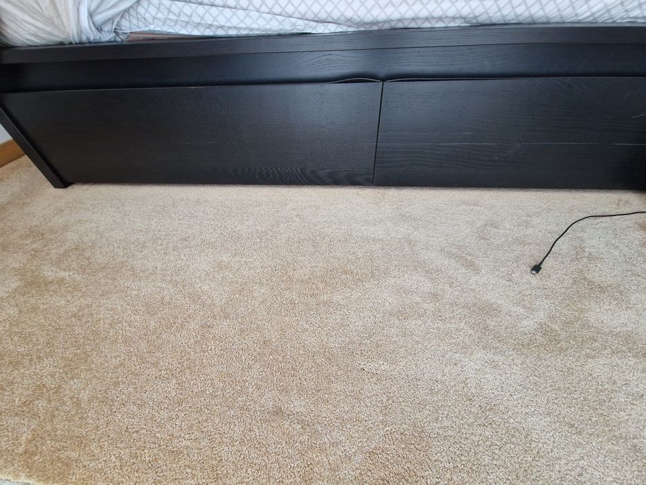 Cama de casal com 4 gavetas de arrumação